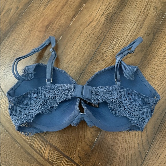 Victoria’s Secret Women's Bra Size 32C - Picture 2 of 3